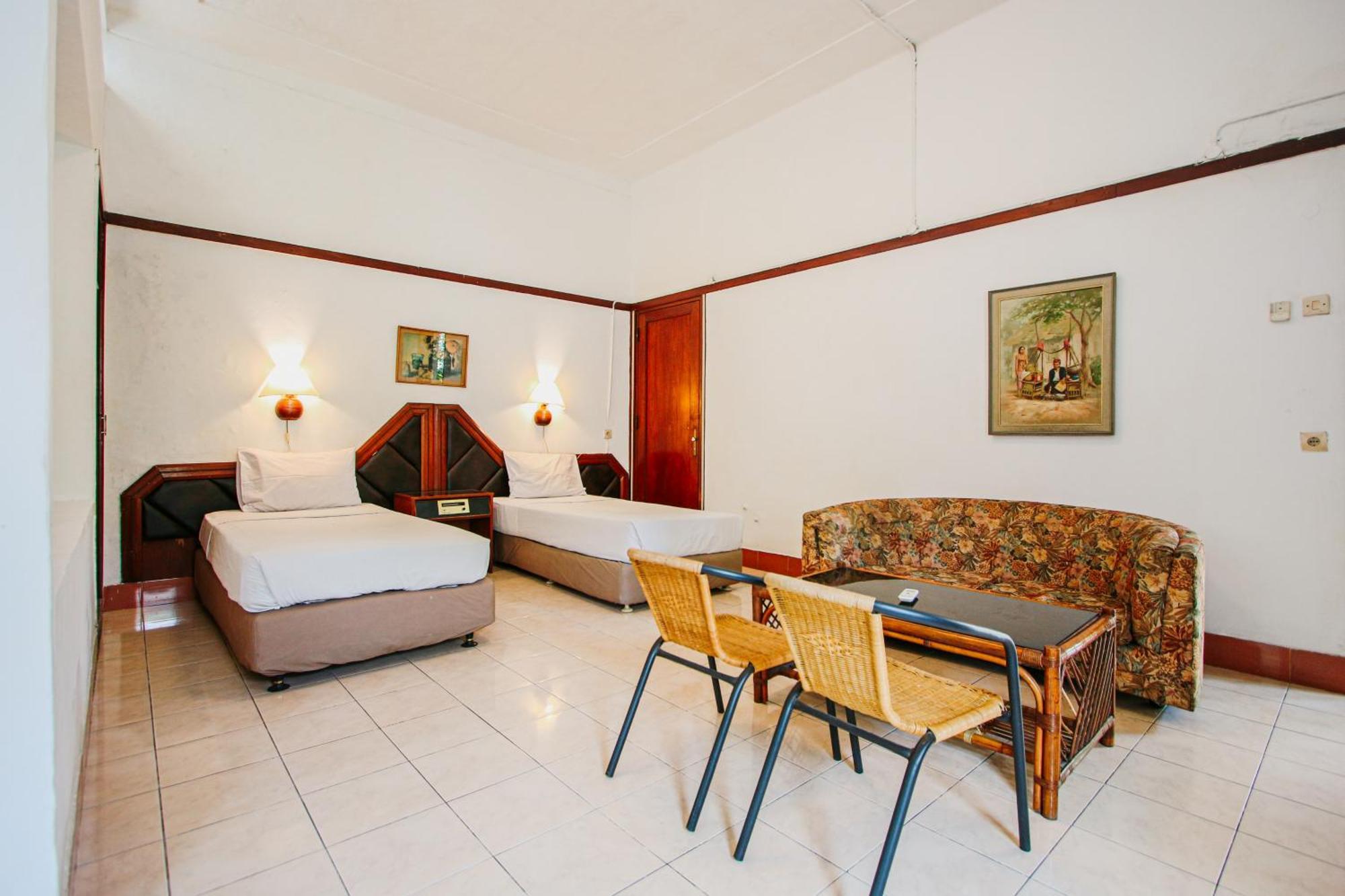 Hotel Bumi Asih Gedung Sate Bandung Buitenkant foto