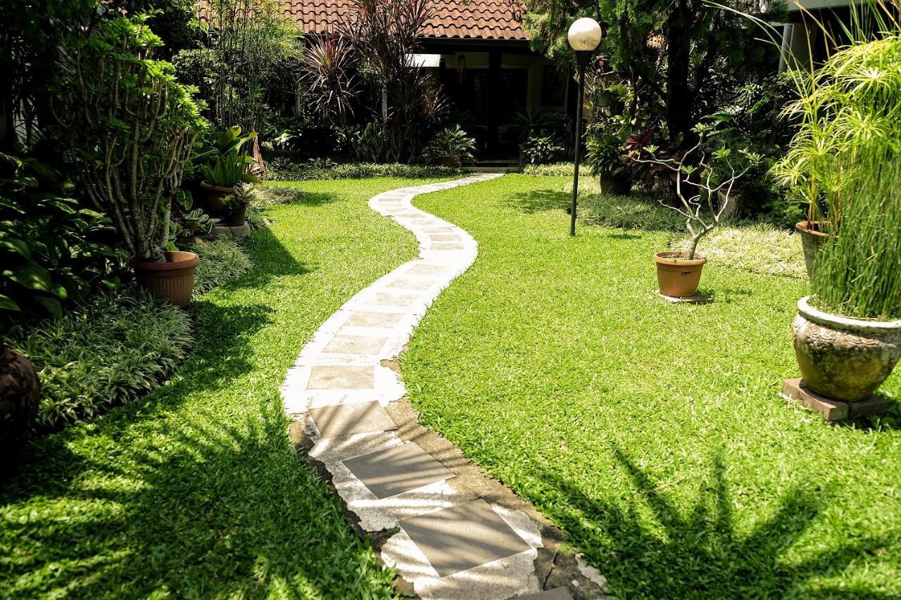 Hotel Bumi Asih Gedung Sate Bandung Buitenkant foto